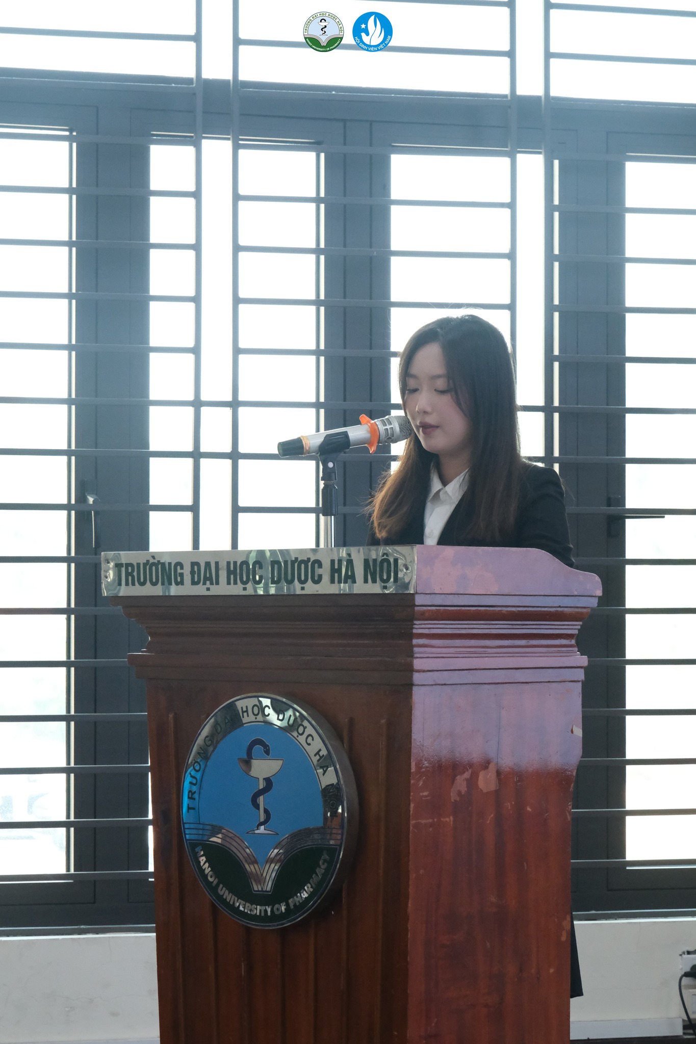 Ảnh 3. Đồng chí Nguyễn Thị Minh Thảo - Chủ tịch Hội Sinh viên trường phát biểu khai mạc và đọc lịch sử ngày truyền thống.